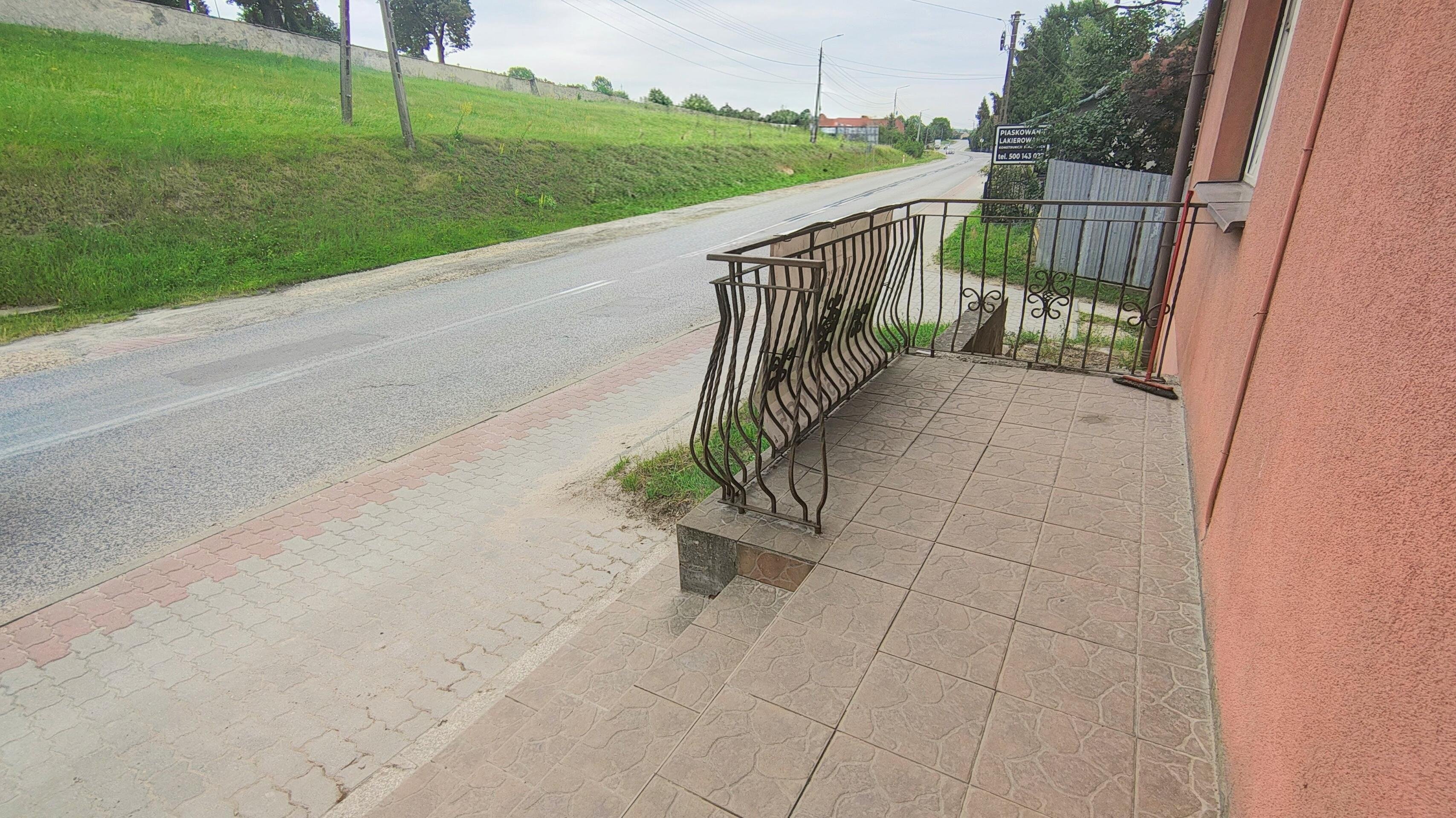 Budynek usługowo-handlowy z funkcją handlową – Brzeziny, gm. Morawica