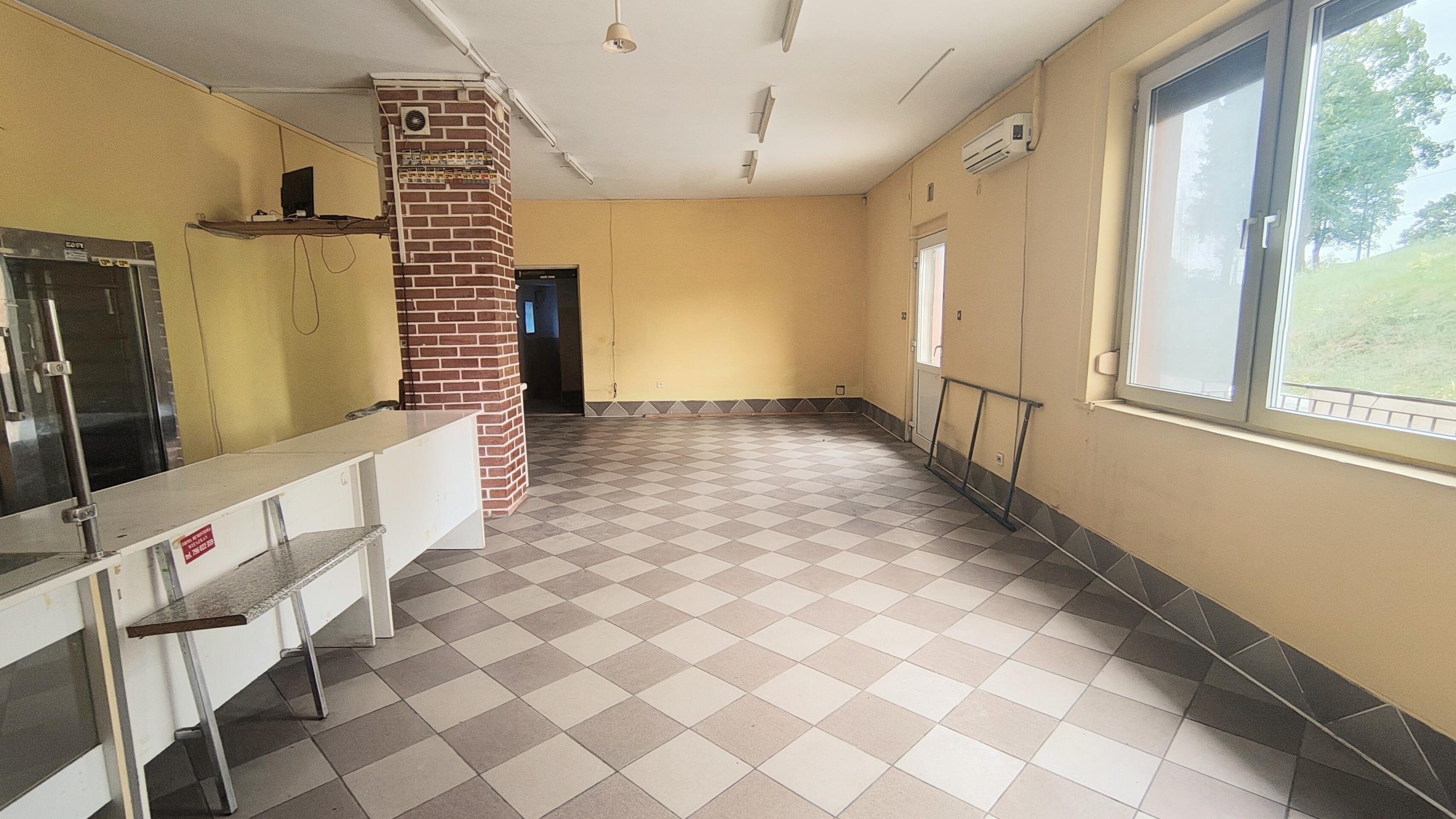 Budynek usługowo-handlowy z funkcją handlową – Brzeziny, gm. Morawica