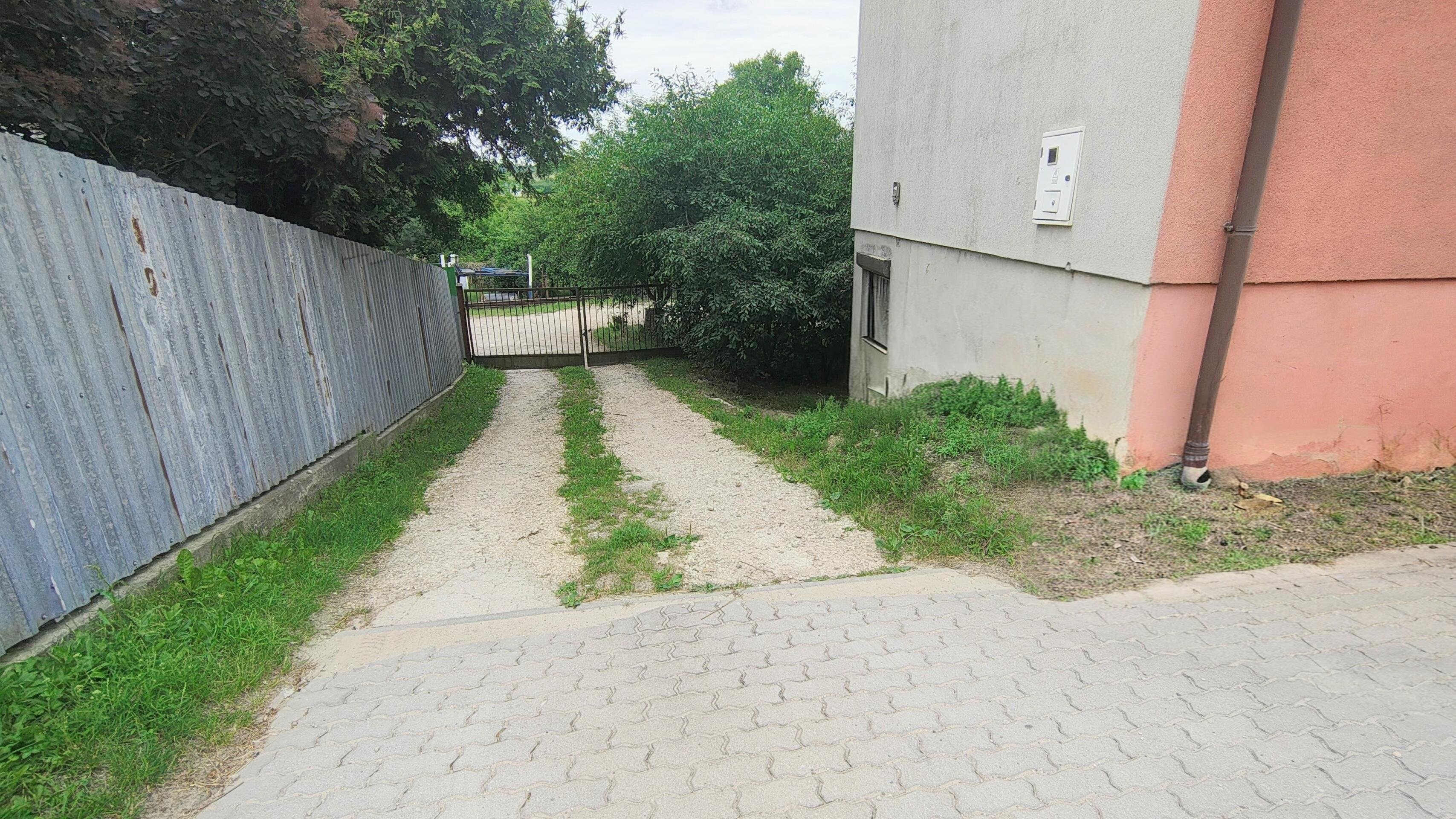 Budynek usługowo-handlowy z funkcją handlową – Brzeziny, gm. Morawica