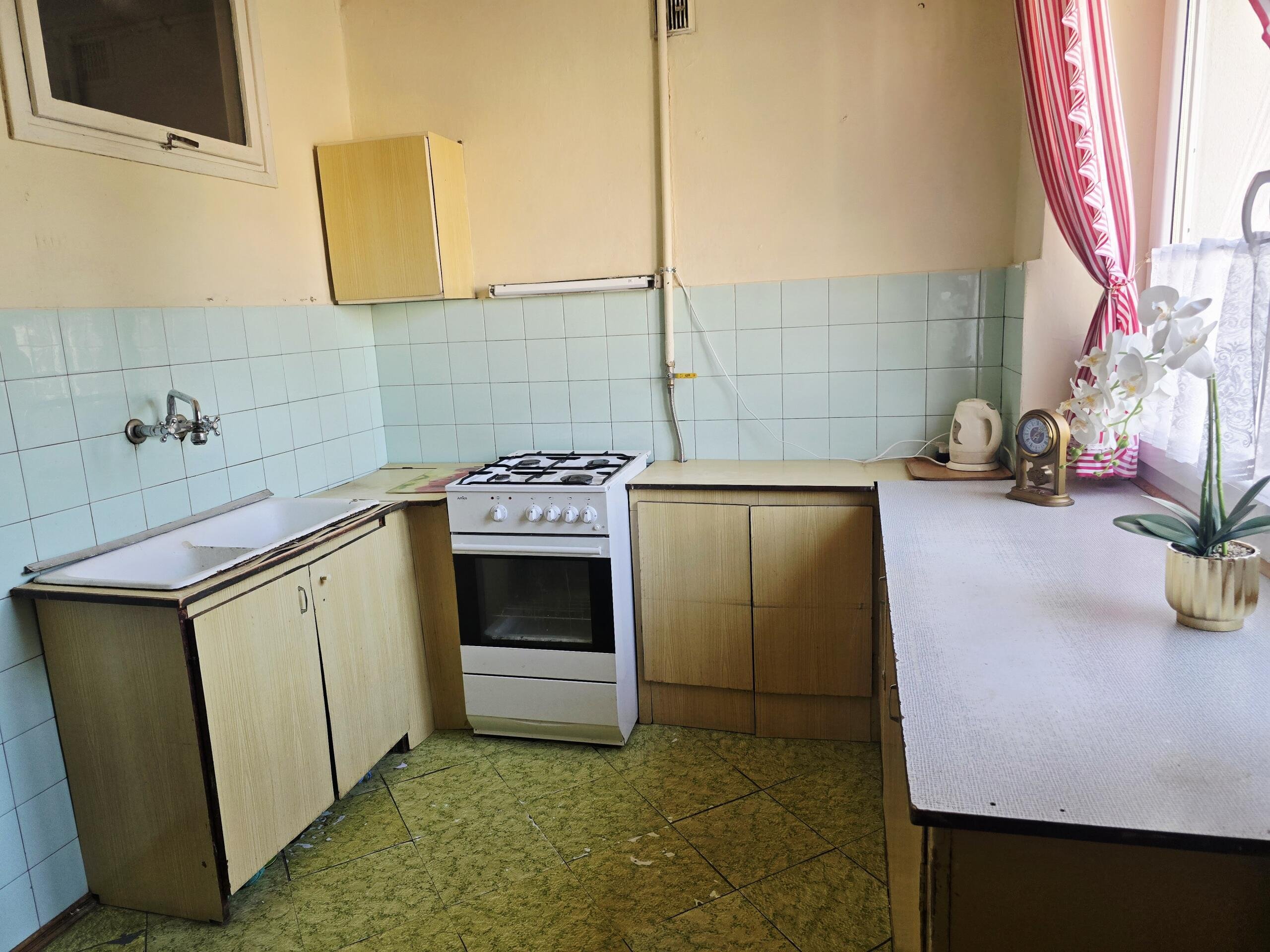 ​2 Pokoje z Dużą Loggią – Ul. Urzędnicza, Cegła, 1. Piętro!