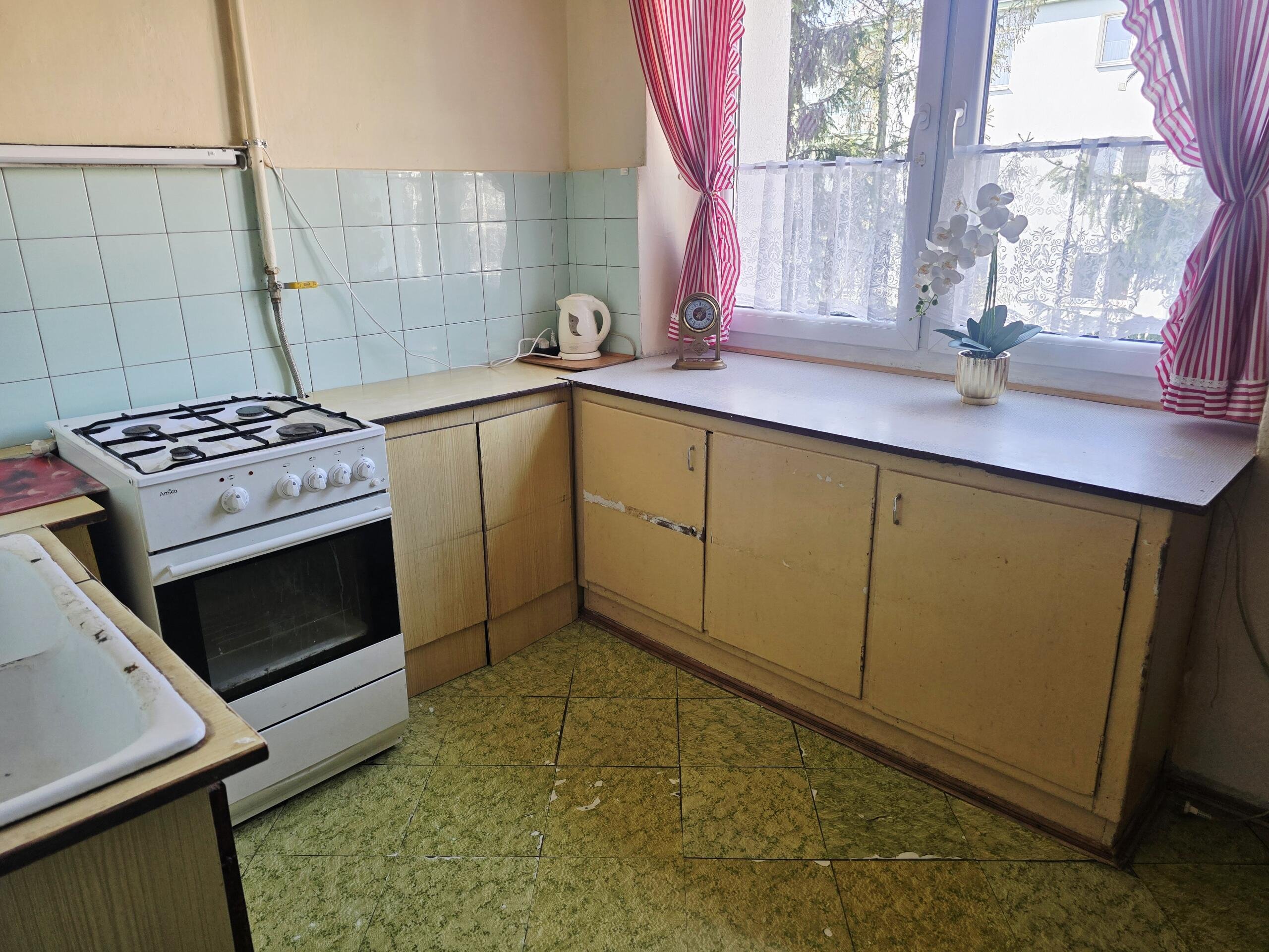 ​2 Pokoje z Dużą Loggią – Ul. Urzędnicza, Cegła, 1. Piętro!