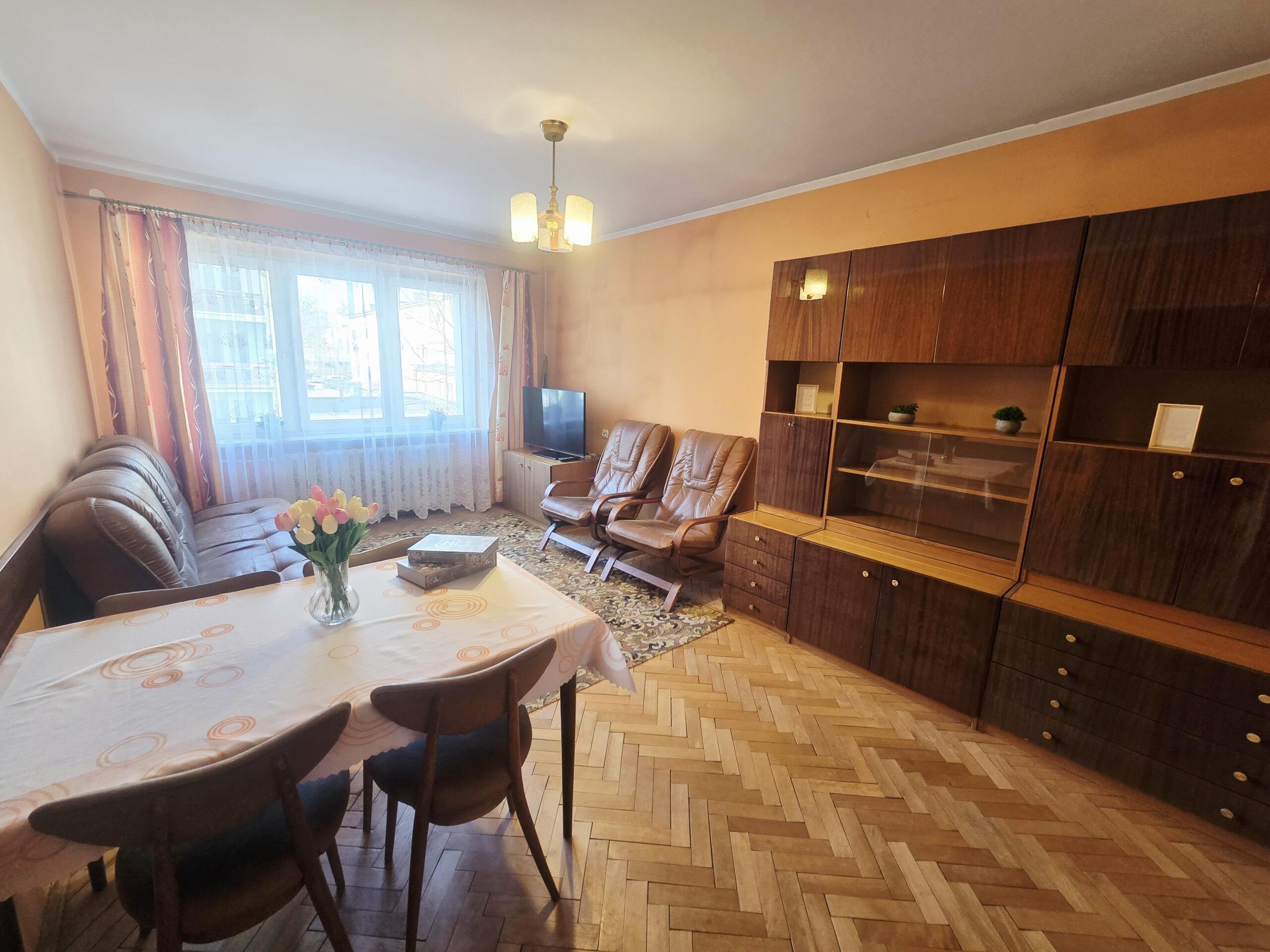 ​2 Pokoje z Dużą Loggią – Ul. Urzędnicza, Cegła, 1. Piętro!