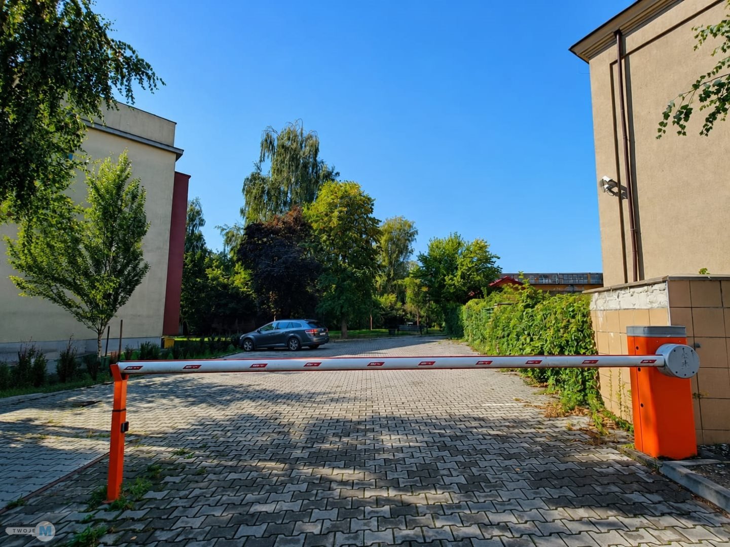 2 pokoje, 2 piętro, duży balkon, widok na skwer