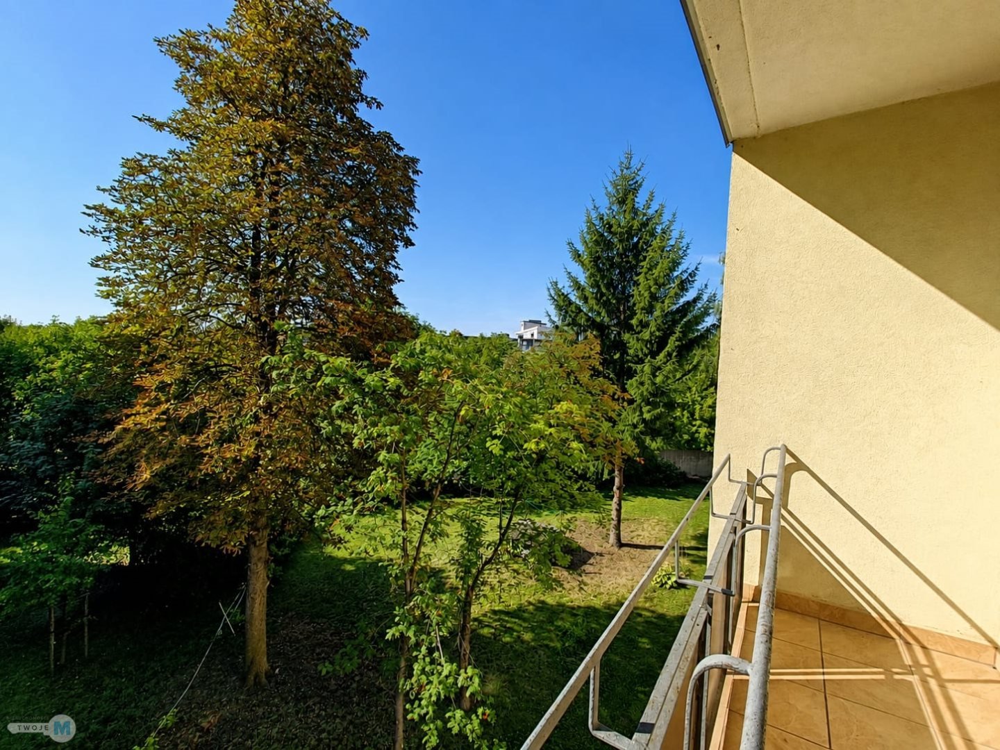 2 pokoje, 2 piętro, duży balkon, widok na skwer
