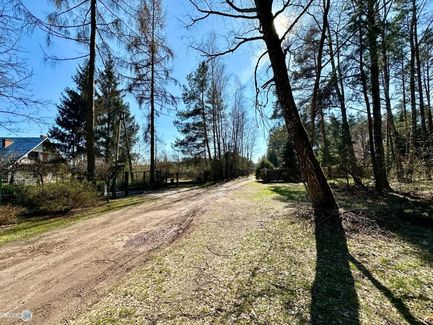 Urokliwa działka, w pobliżu las oraz rzeka Nida.