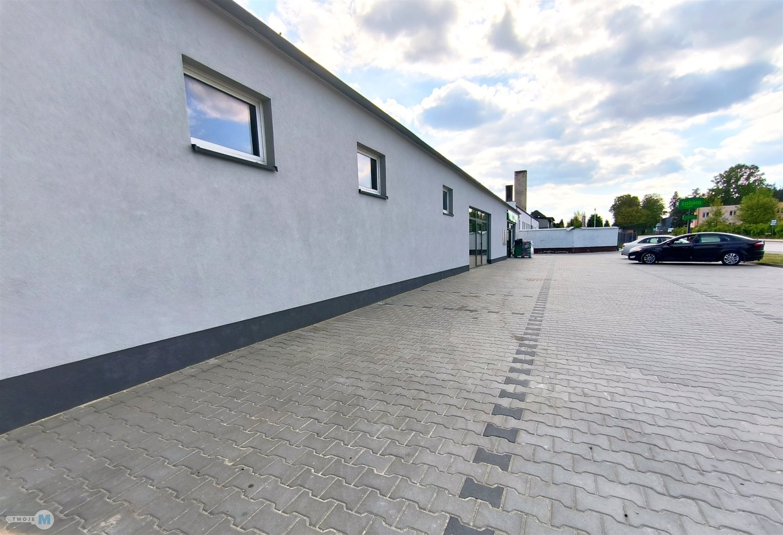 Na sprzedaż duża hala handlowo- usługowa