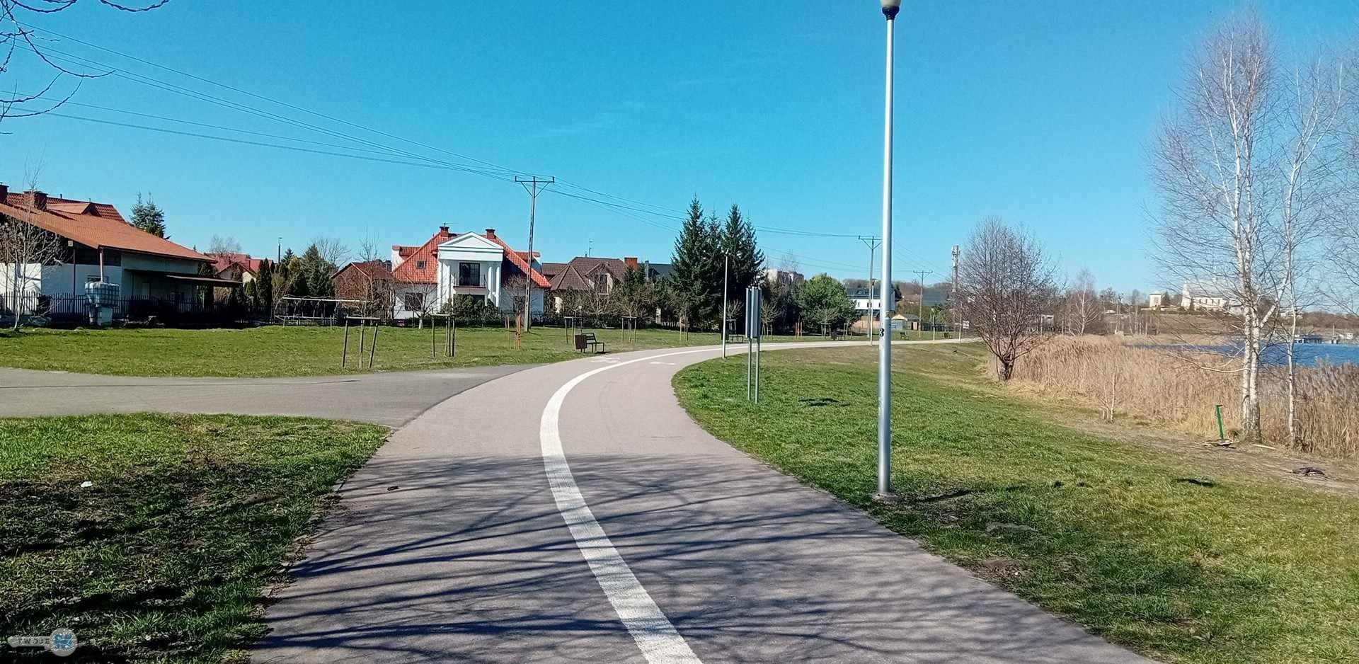 Nieruchomość nad zalewem z prywatnym lasem!