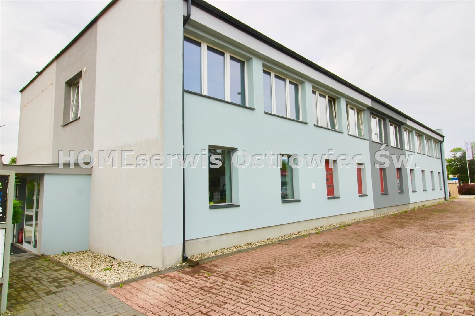 Agencja HomeSerwis prezentuje wynajem lokalu użytkowego o powierzchni 138 m2 na parterze budynku han