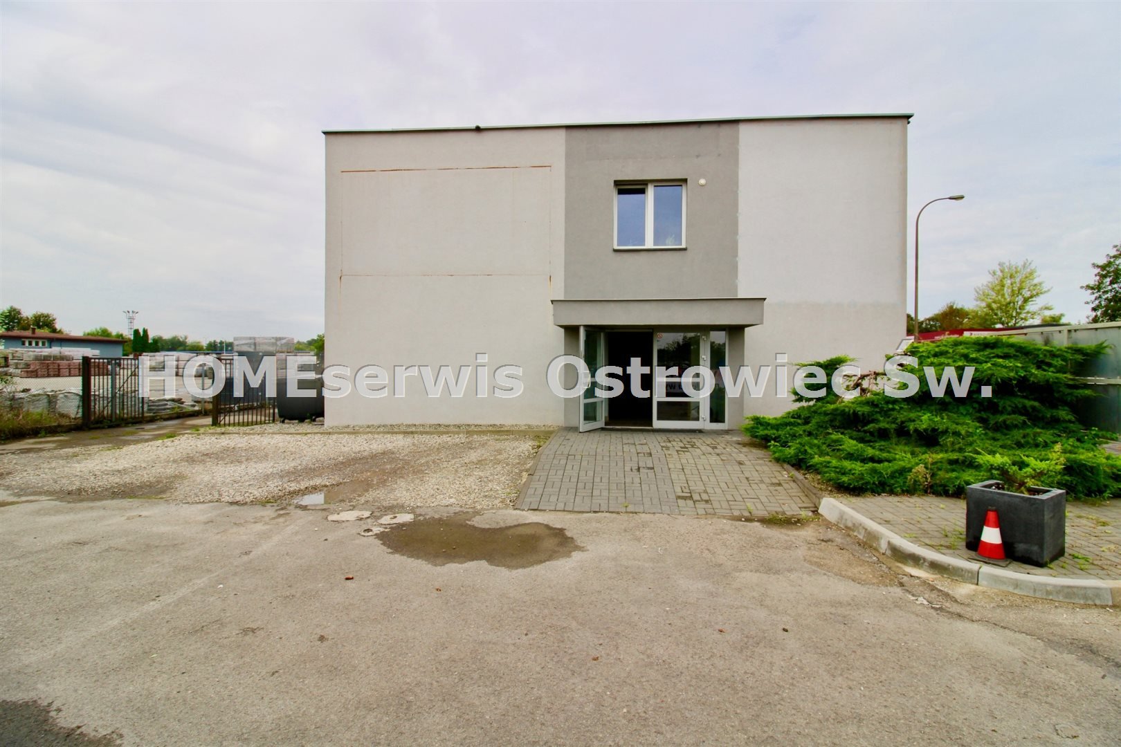 Agencja HomeSerwis prezentuje wynajem lokalu użytkowego o powierzchni 138 m2 na parterze budynku han