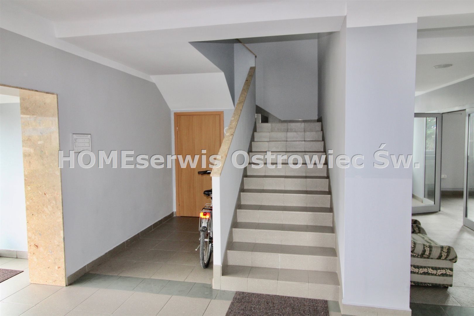 Agencja HomeSerwis prezentuje wynajem lokalu użytkowego o powierzchni 138 m2 na parterze budynku han